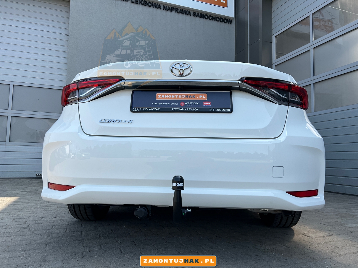 na zdjeciu samochod od tylu po montazu haka holowniczego brink 680100